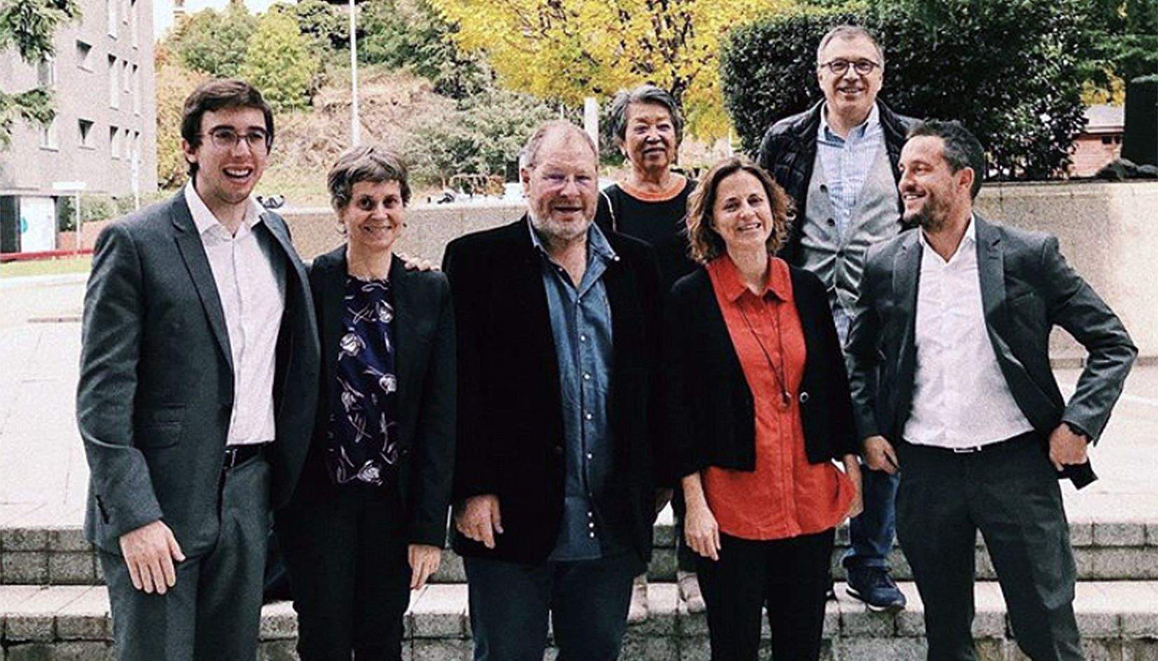 Rosa Gili acompanyada de diversos representants del partit i sobretot del grup parlamentari que li han fet costat en acudir al comú.