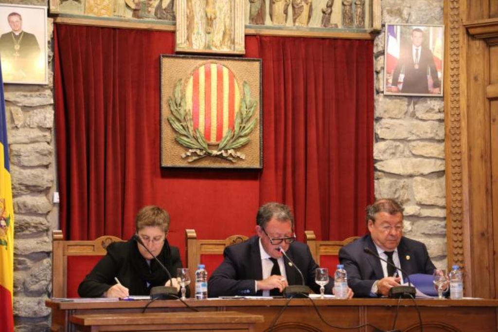 Vila (centre), amb la secretària general Judit Albós i el cònsol menor, Julià Call.