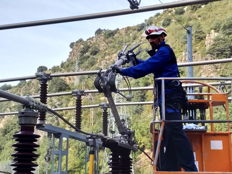Un operari treballa a les obres de l'ETR.