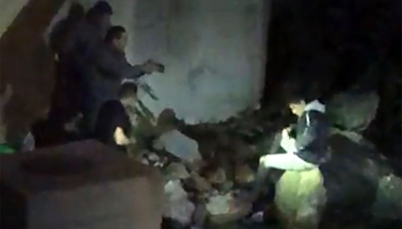 El moment de la detenció del pres, a punta de pistola.