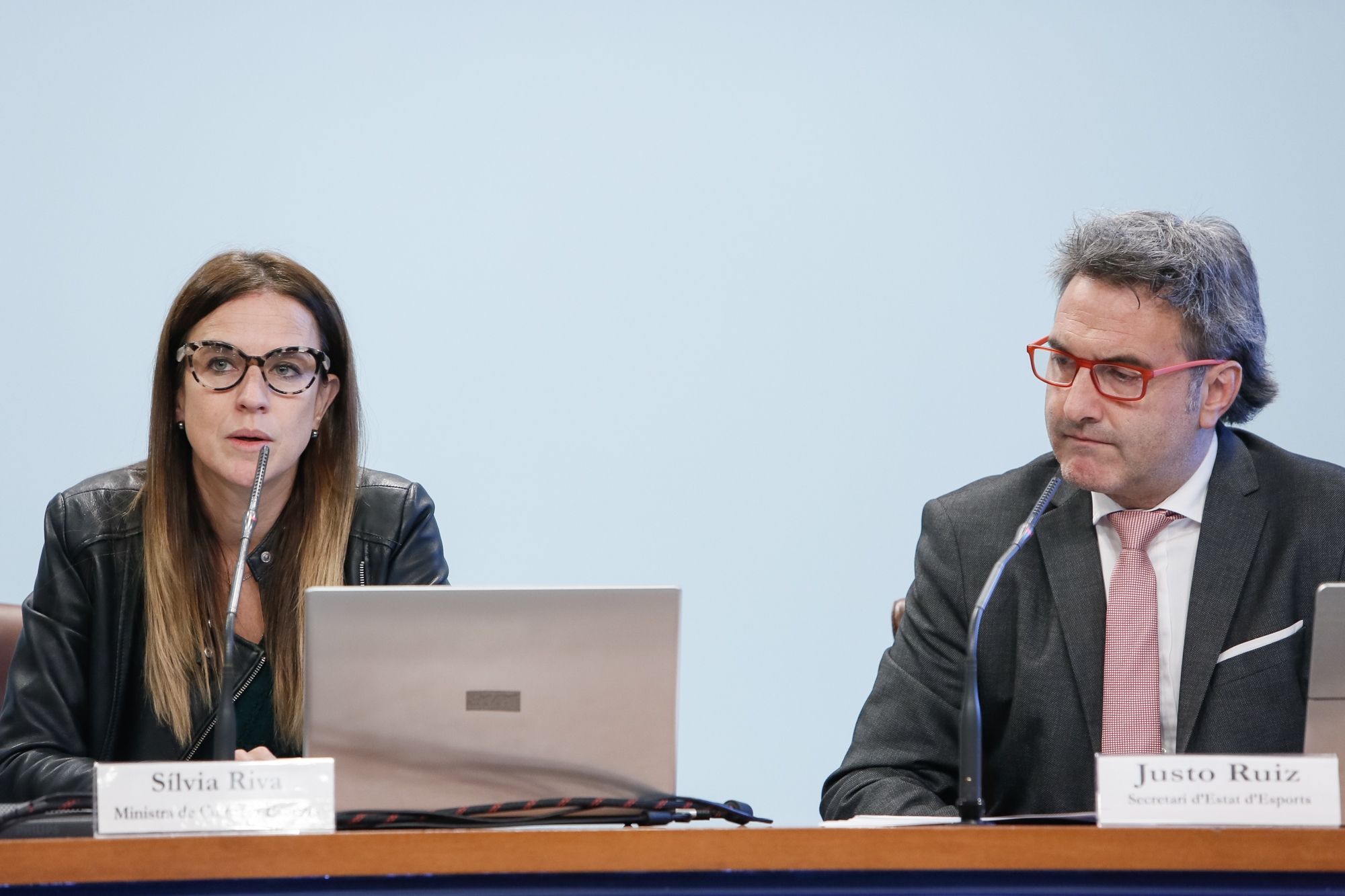 La ministra de Cultura i Esports, Sïvia Riva i el secretari d'Estat d'Esports, Justo Ruiz durant la presentació de les beques.