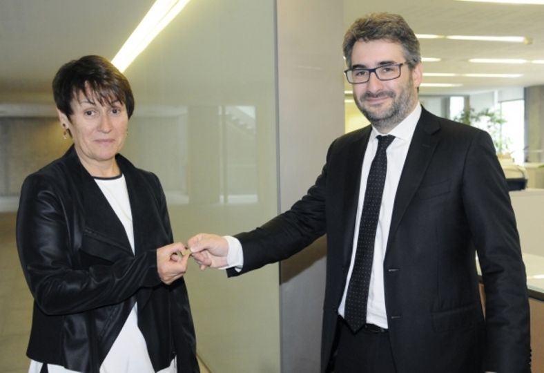 El ministre de Finances, Eric Jover, tornarà a lliurar ben aviat a la síndica Rose Suñé una clau USB pressupostària.