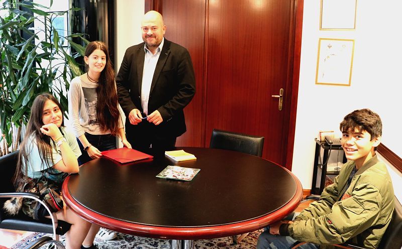 Torres Arauz va rebre els nens impulsors de la recollida de signatures.