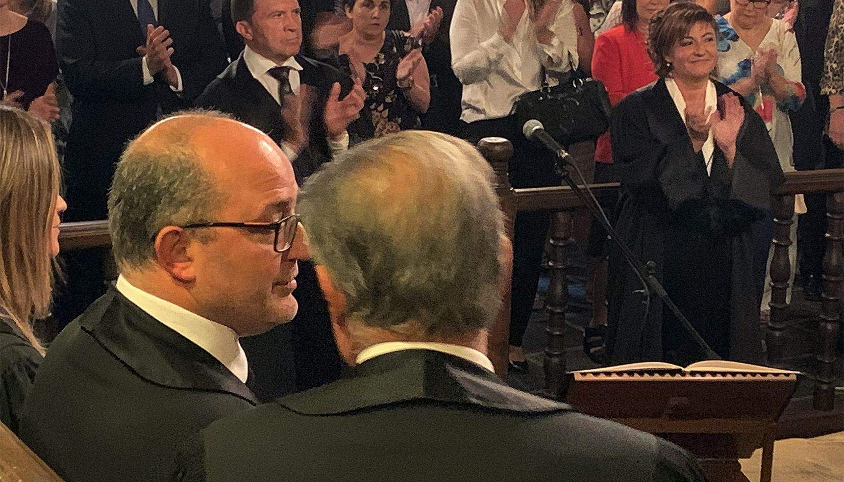 El fiscal general, Alfons Alberca, (a l'esquerra) durant l'acte de jurament de la renovació del càrrec, entre d'altres, de Maria Àngels Moreno (dreta).