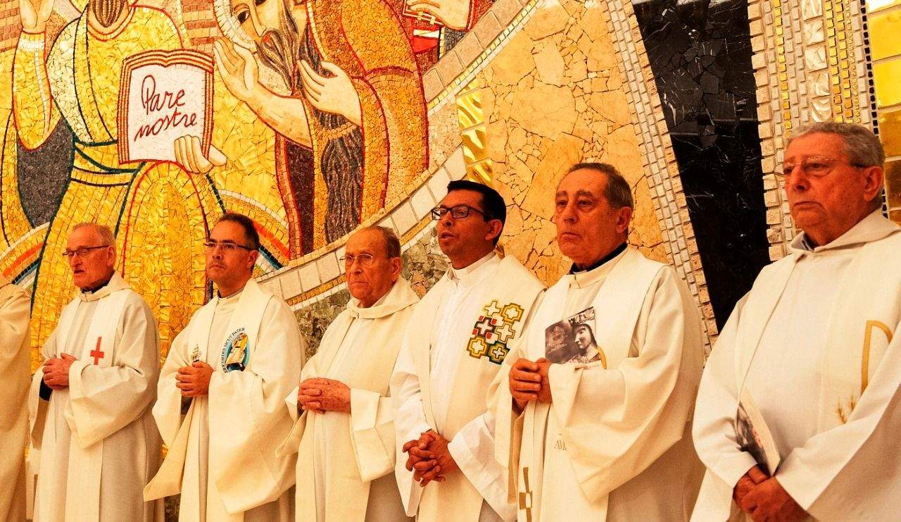 Capellans andorrans durant una misa.