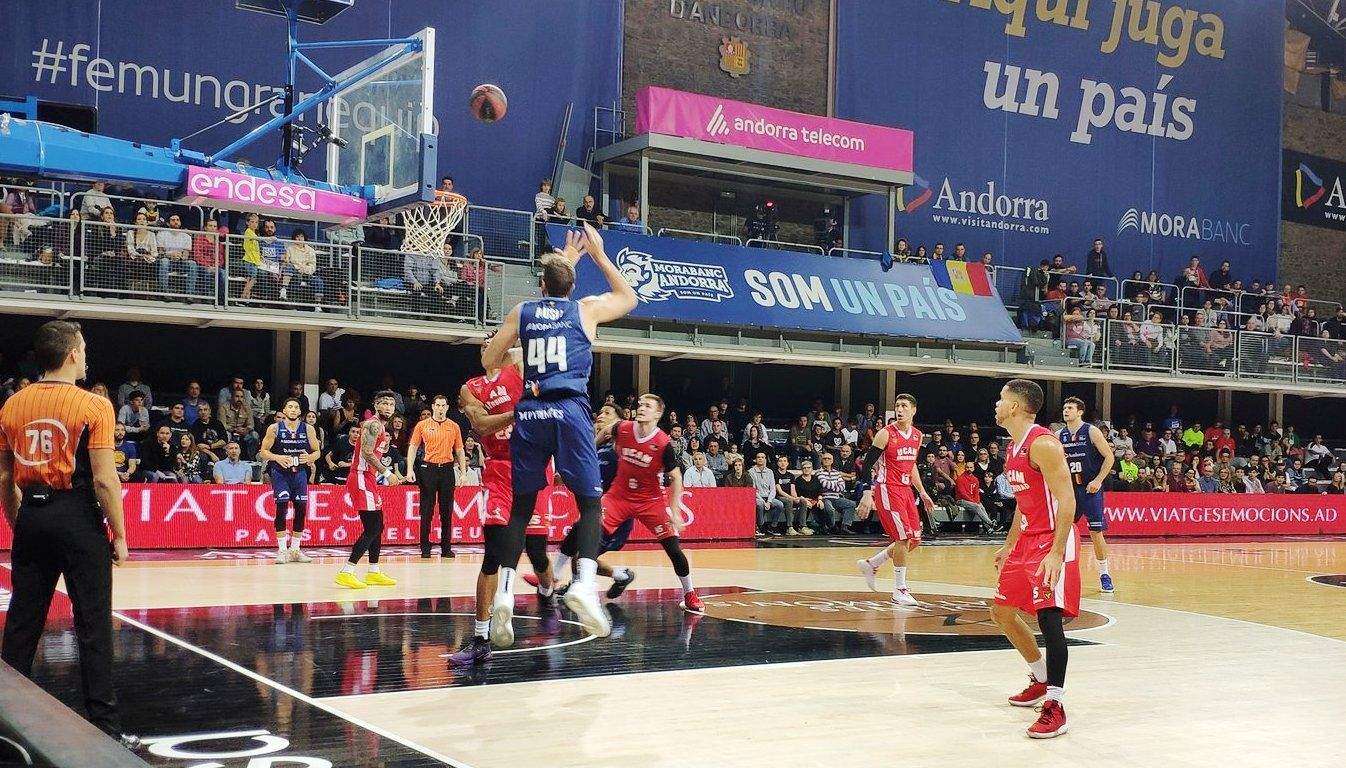 Musli llença a cistella durant el partit d'aquest dissabte.