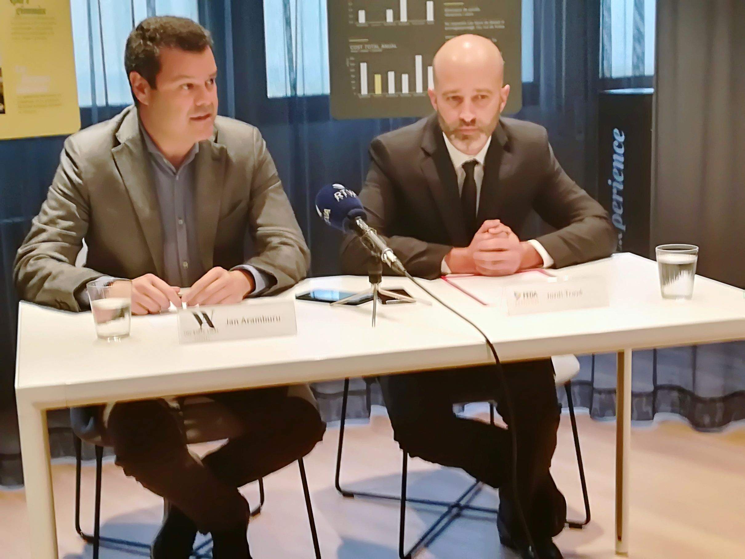 Jan Aramburu, director de The White Angel Andorra, i Jordi Travé gerent de FEDA Ecoterm en la roda de premsa d'aquest dilluns.