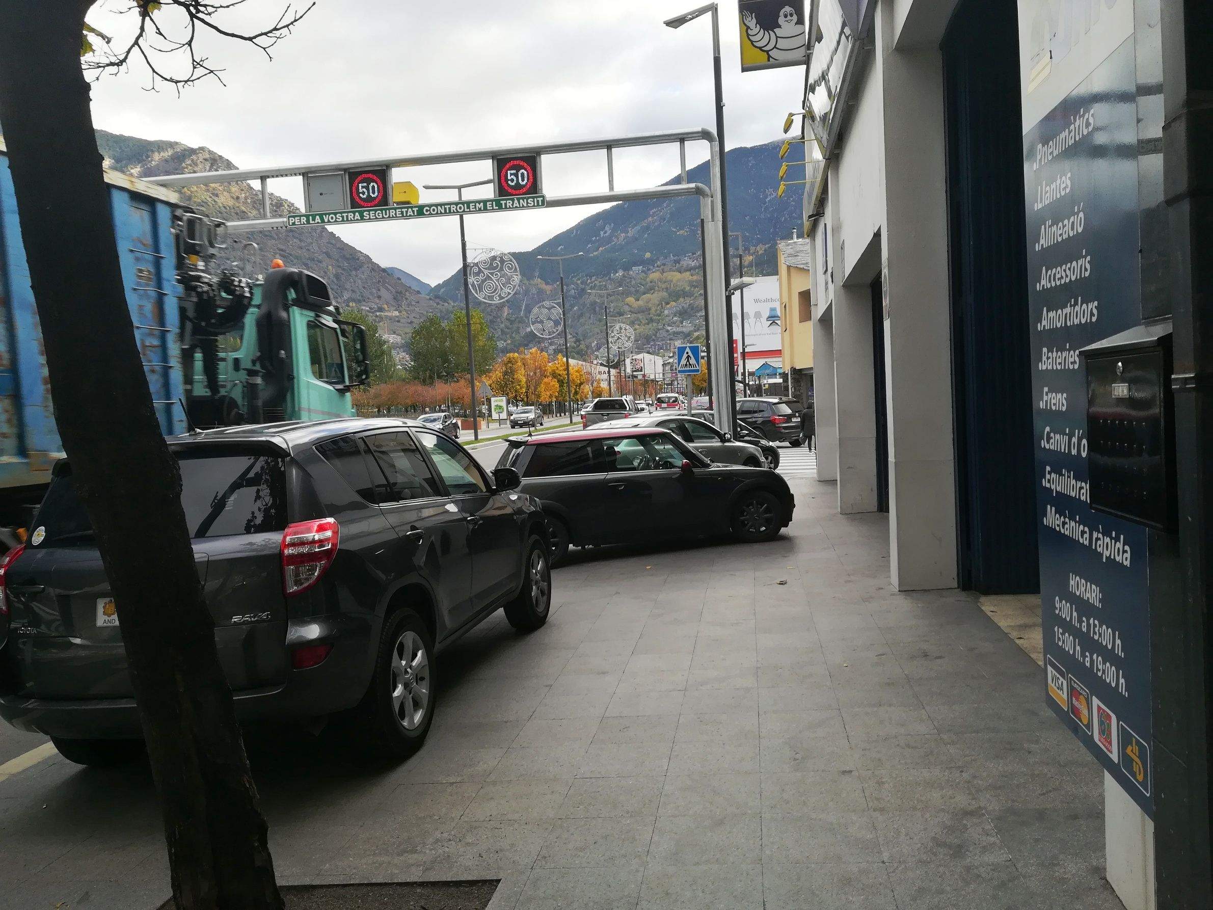 Cotxes esperant per fer el canvi de rodes aquest dilluns a Andorra la Vella.