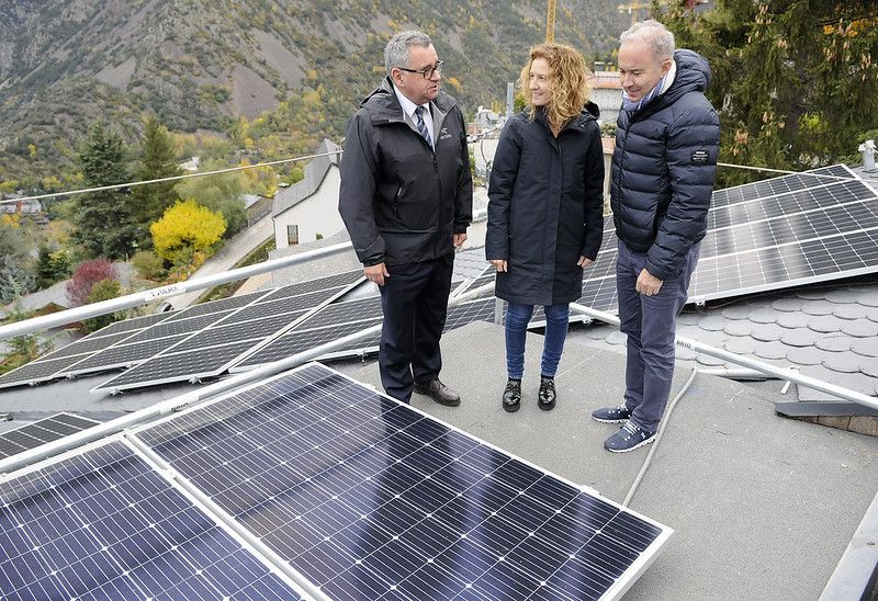 Mora ensenya la instal·lació a Moles i Calvó.
