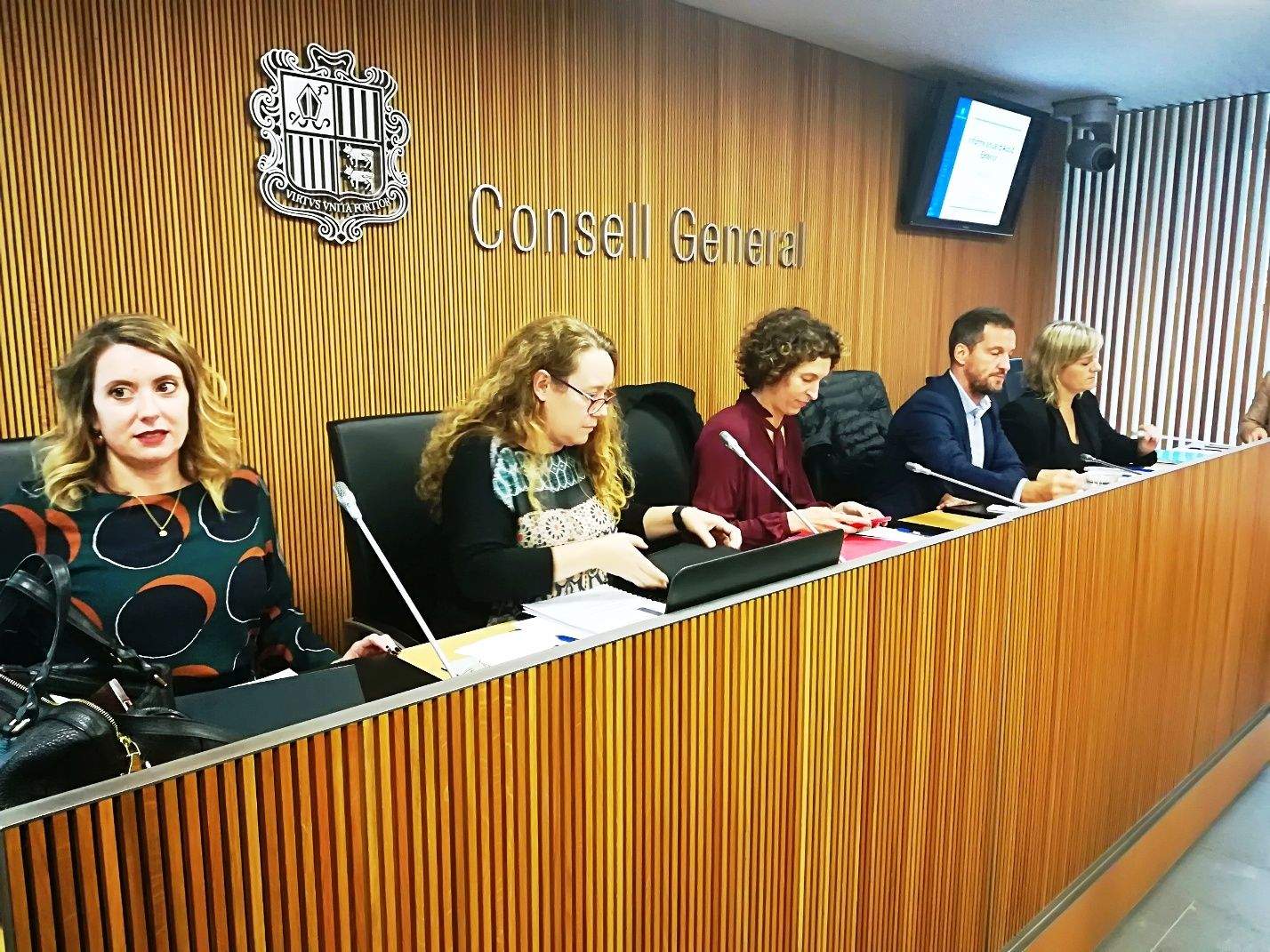 Les directores Gemma Cano i Cristina Mota,  la ministra d'Exteriors, Maria Ubach, el president de la comissió, Pere López, la vicepresidenta, Berna Coma i la secretària, Arantxa Rodríguez