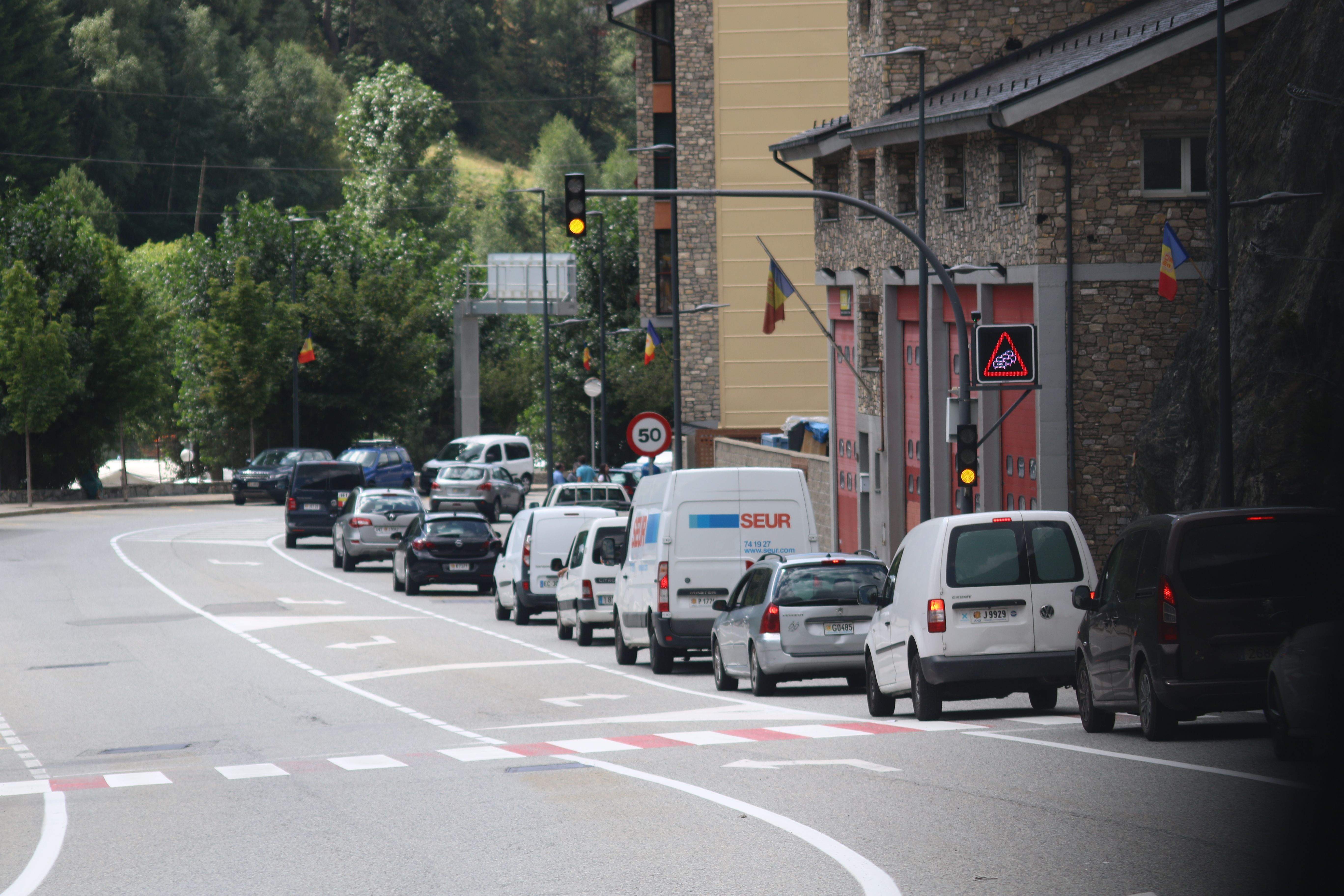 Retenció just davant el parc de bombers de Canillo.