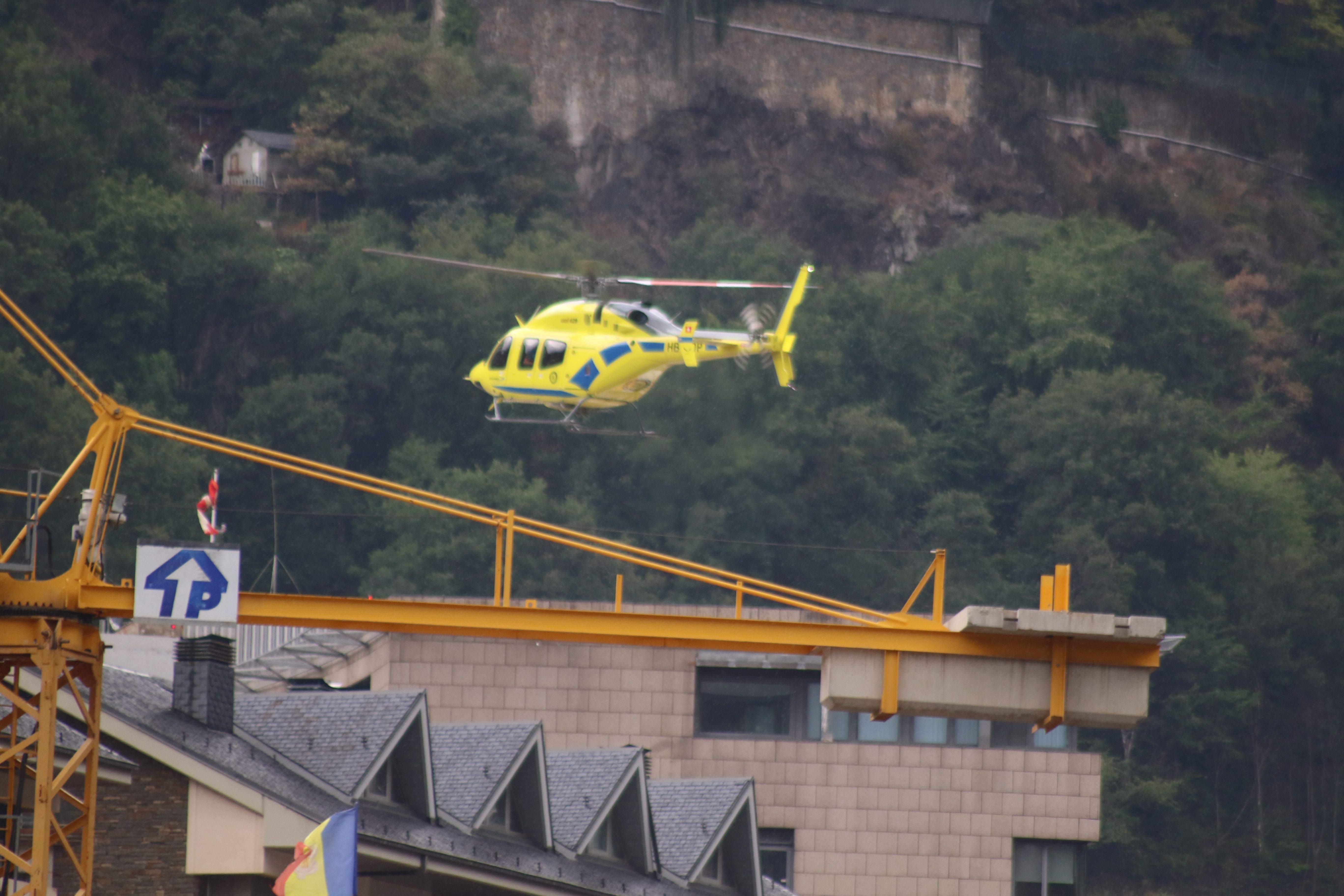 L'helicòpter s'acosta a l'hospital aquesta tarda.
