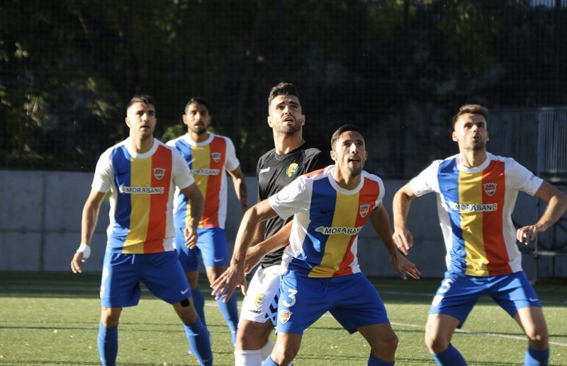 Jugadors de l'Andorra defensen una acció en un partit.