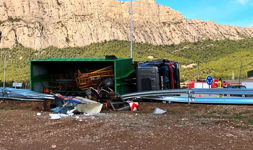 El camió accidentat aquest divendres a la rotonda d'Oliana.