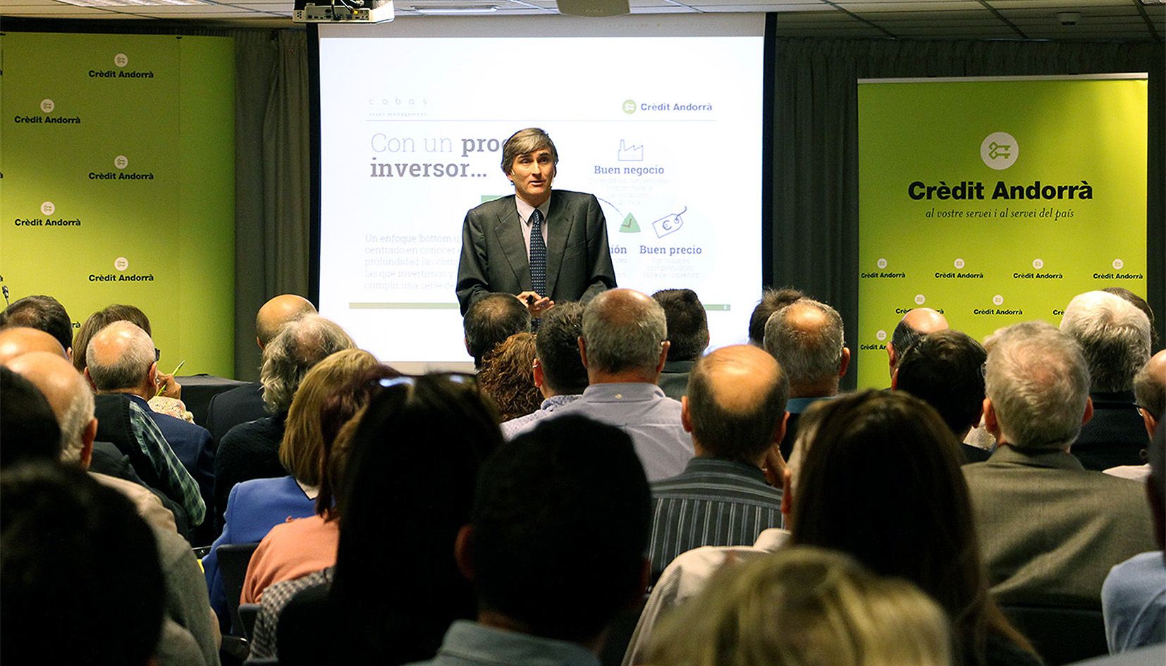 Francisco García Paramés en una de les conferència a Crèdit Centre.