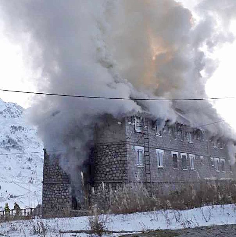 L'hotel du Col en flames.