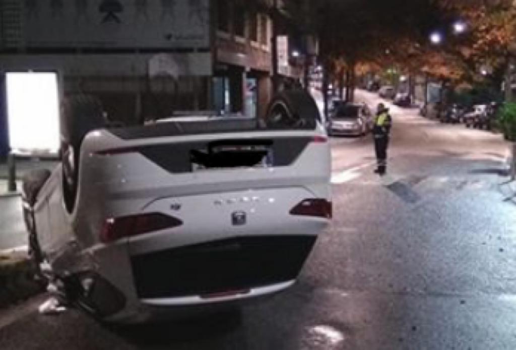 El cotxe bolcat a Baixada del Molí.