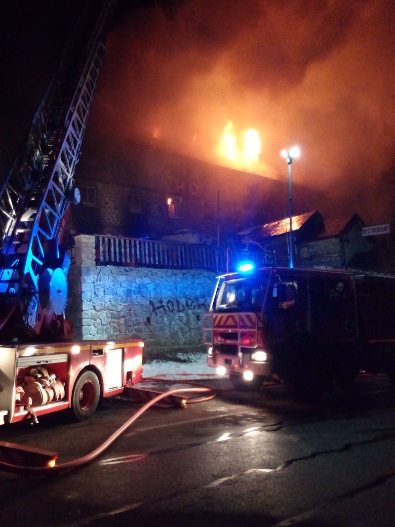 Les flames devoren l'edifici de l'hotel du Col.