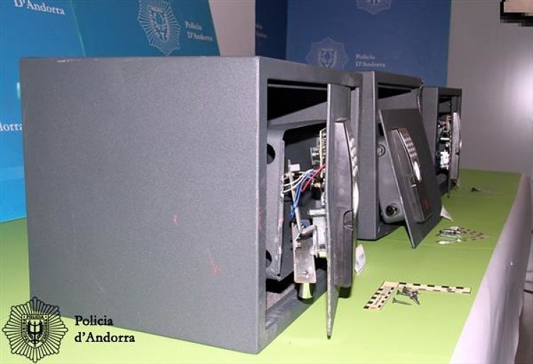 Les caixes fortes rebentades al magatzem d'Encamp.