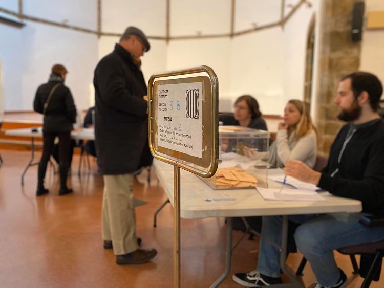 Electors votant a la Seu d'Urgell.
