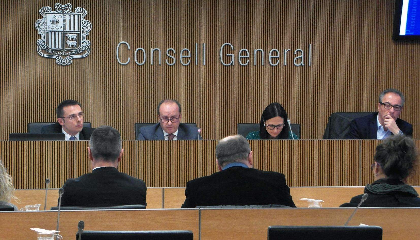 Un moment de la compareixença del ministre de Justícia i Interior, Josep Maria Rossell (segon per l'esquerra de cara), davant el Consell General.