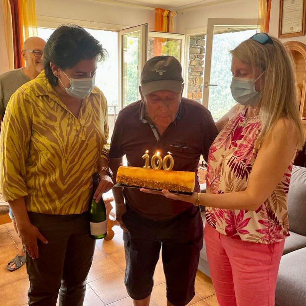 Daniel Duedra bufant les espelmes entre Eva Sansa i Francesca Guerrero.