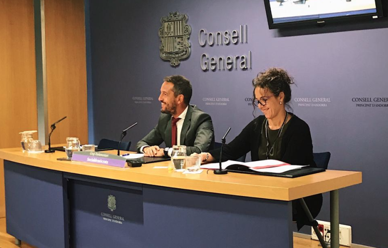 Salazar, amb Pere López durant una roda de premsa.