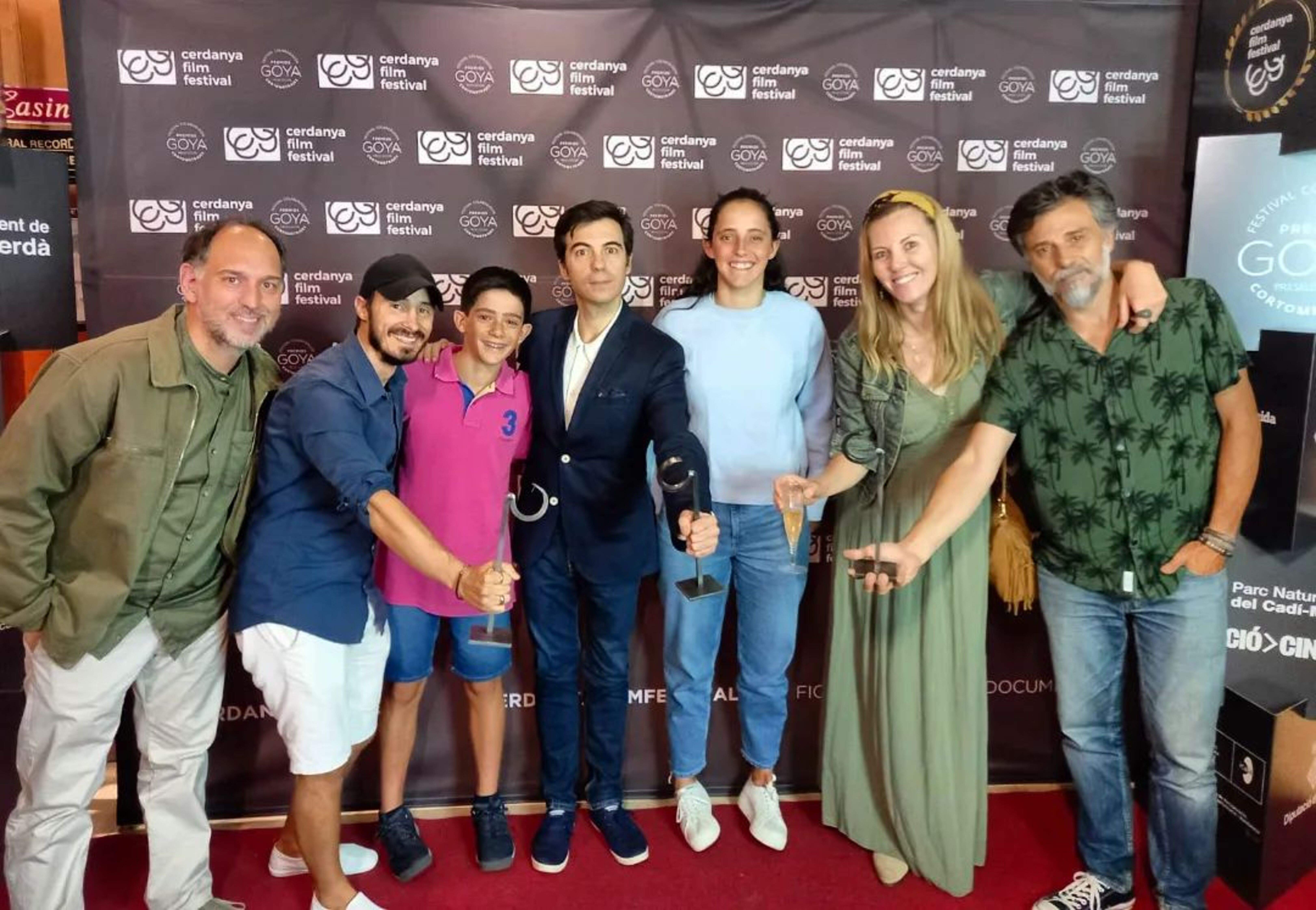 Membres de l'equip d''El fred que crema' amb José Pozo inclòs mostrant els guardons al Casino Ceretà.