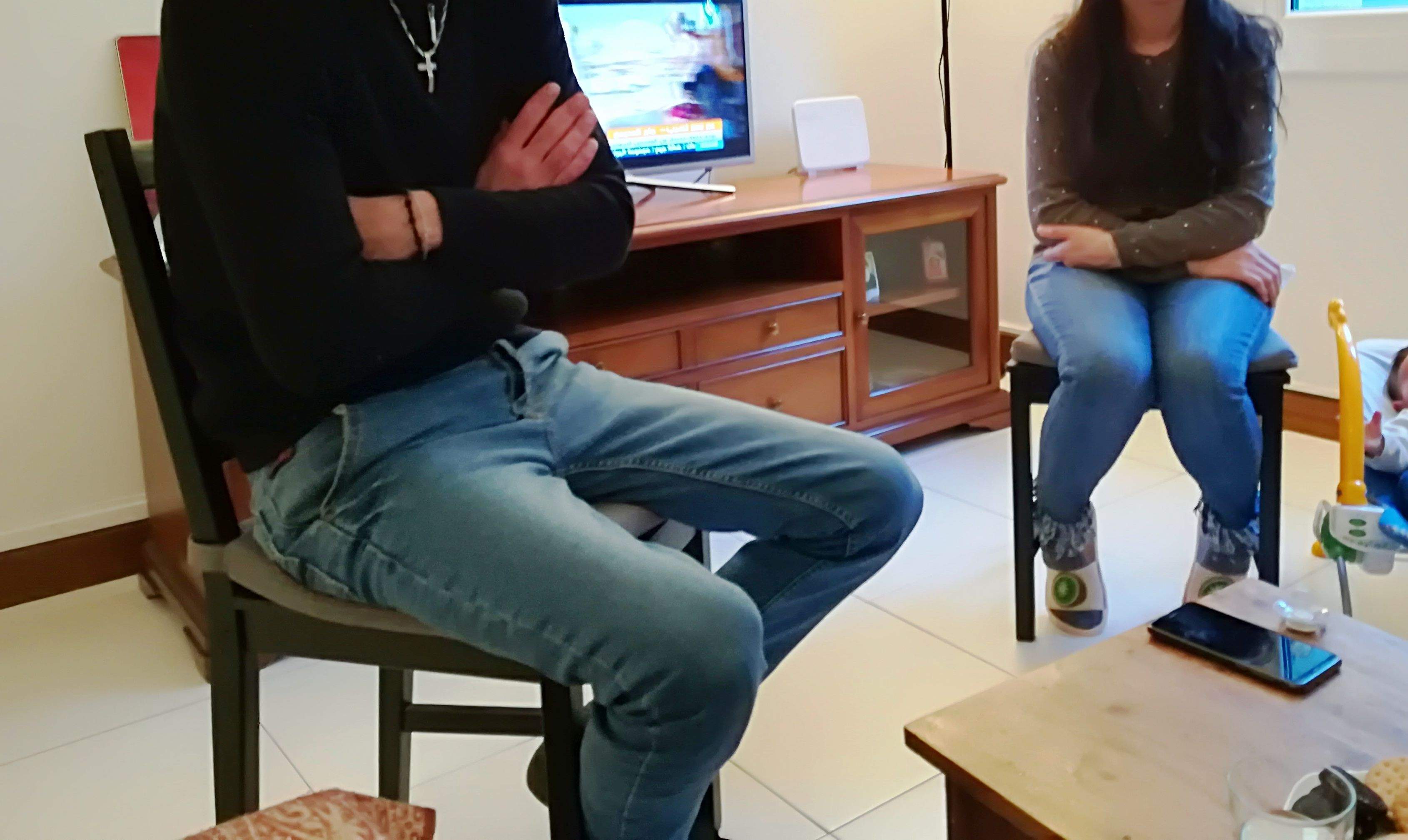 El Badiaa i la Nagam a casa seva. Van demanar que que no es veies la cara per preservar la seva intimitat.