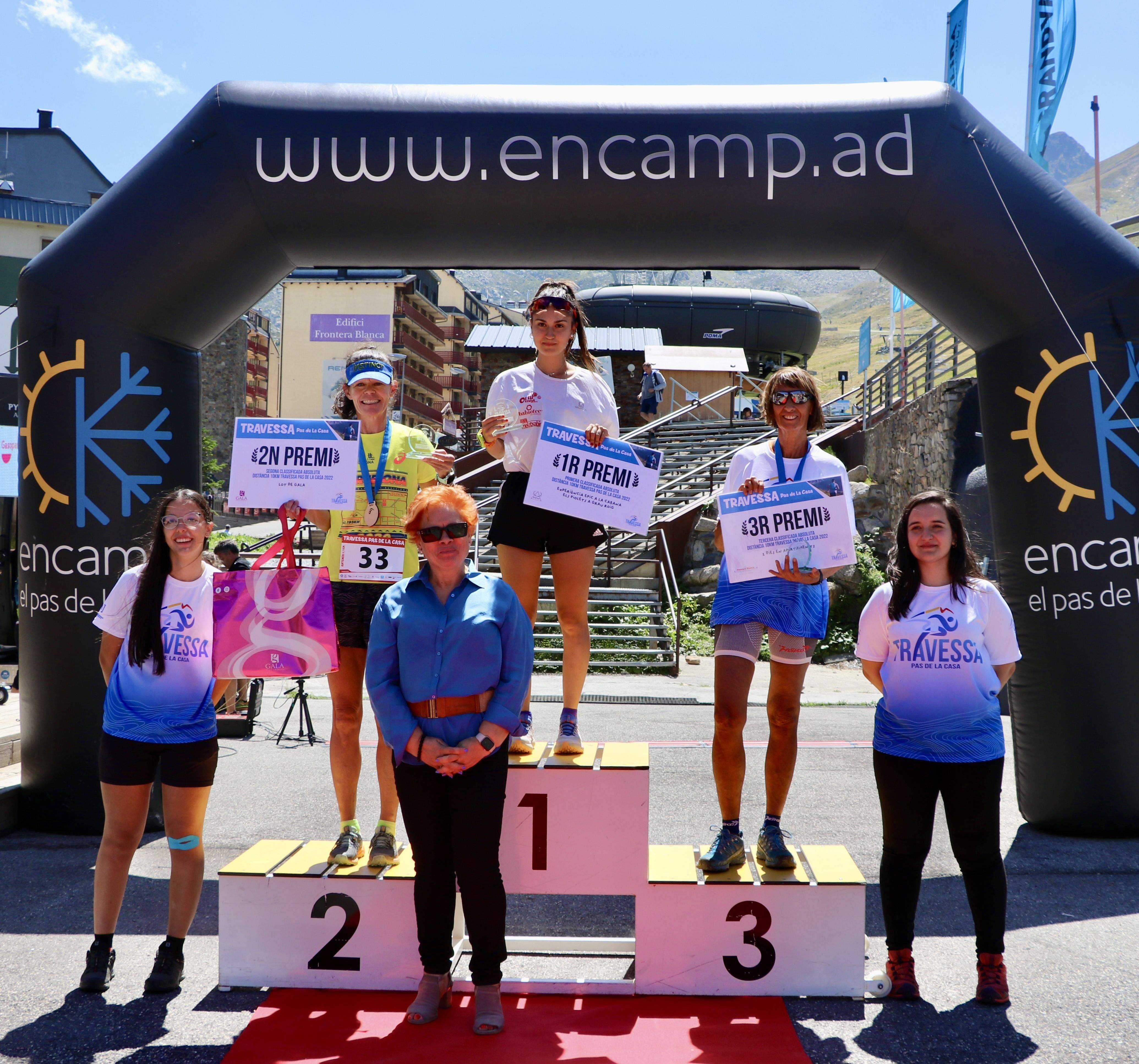 Jone Fuente, Jackie Holt i Maria Bastida han rebut la distinció de mans de Josefina Rodríguez.