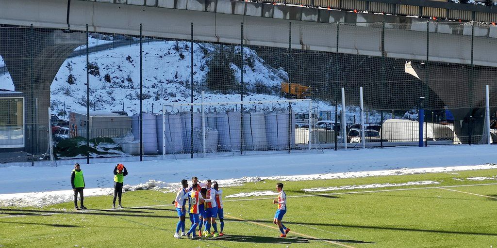 Els jugadors tricolors celebren el gol d'Ernest.
