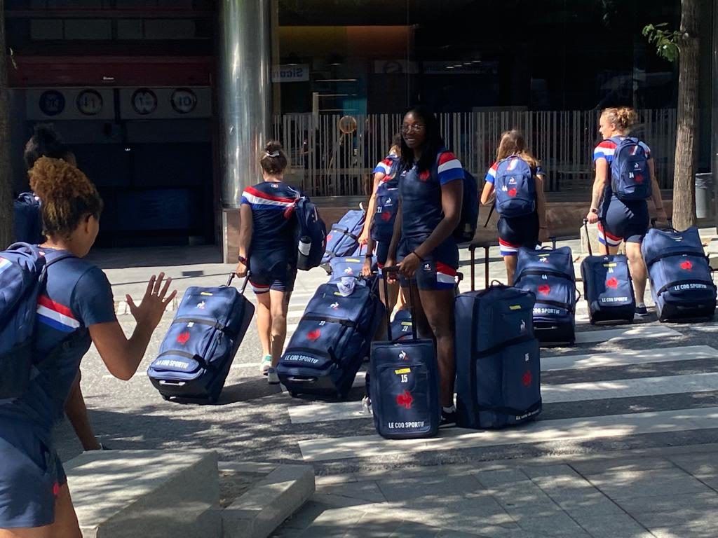 Les jugadores arribant a l'hotel andorrà on estaran allotjades.