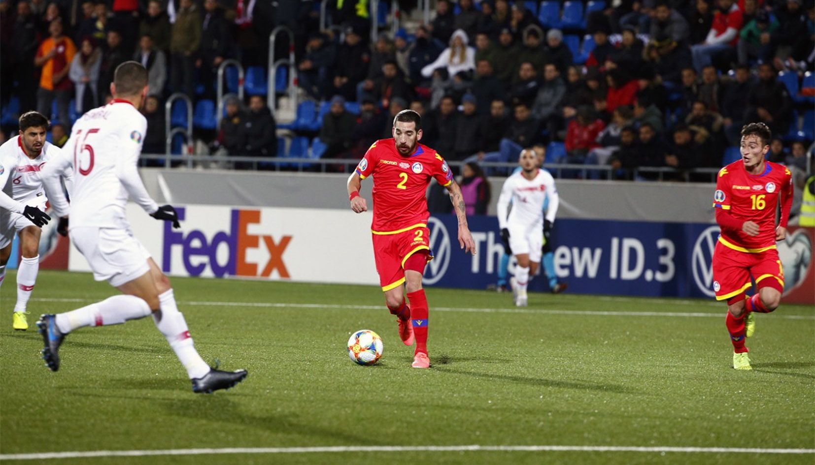 'Kiki' Martínez intenta avançar observat per Àlex Martínez i els turcs Demiral i Tufan.