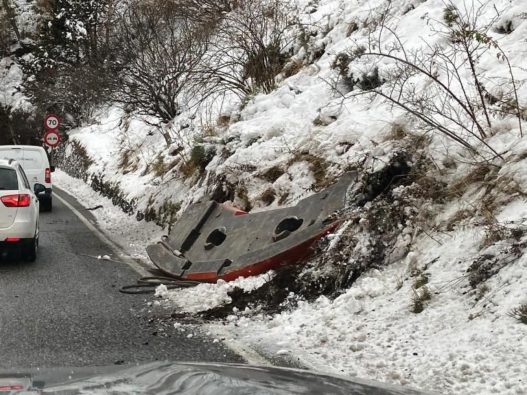 Part de la càrrega del camió en un voral de la carretera.