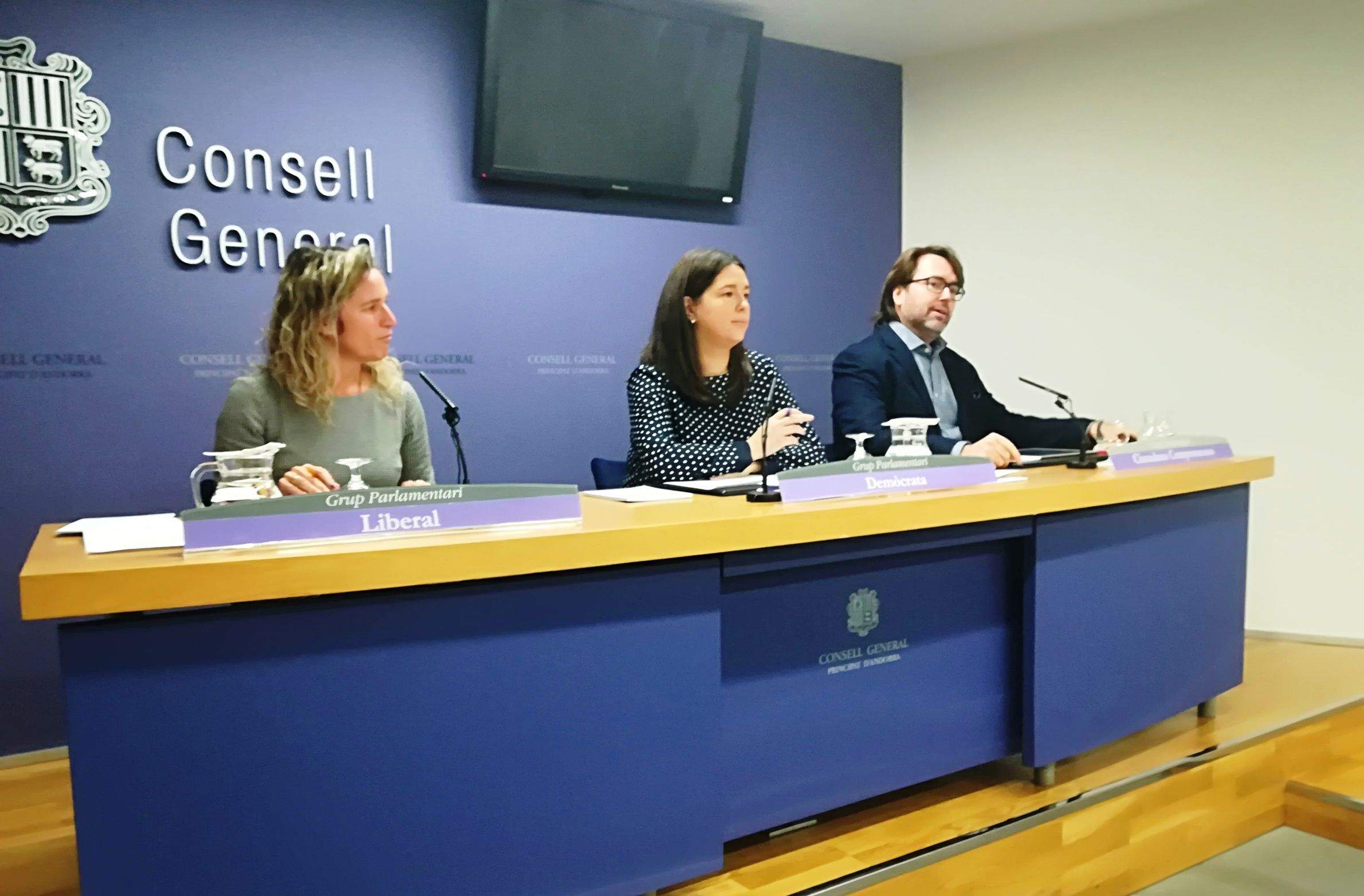 Eva López, Maria Martisella i Carles Naudi durant la roda de premsa d'aquest dilluns.