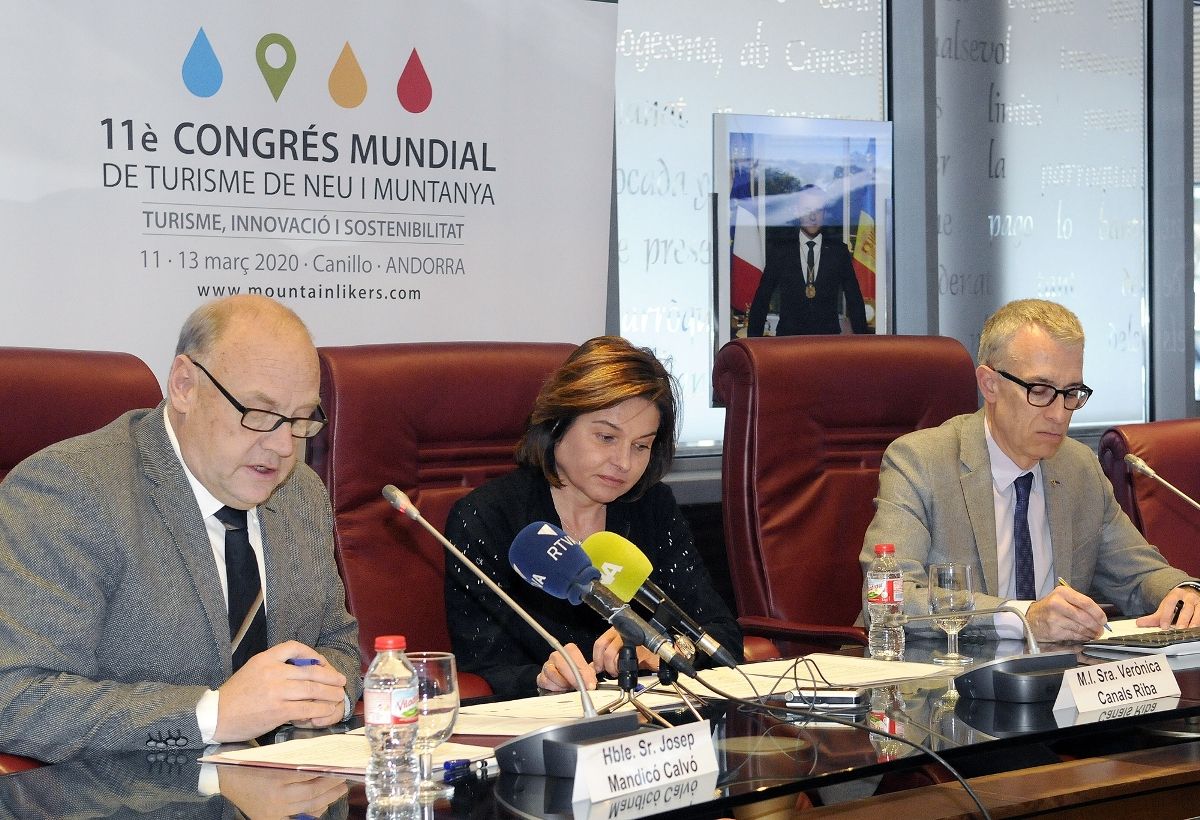 El cònsol major de Canillo, Josep Mandicó, la ministra de Turisme Verònica Canals; i el director de Turisme, Sergi Nadal, durant la presentació del congrés.