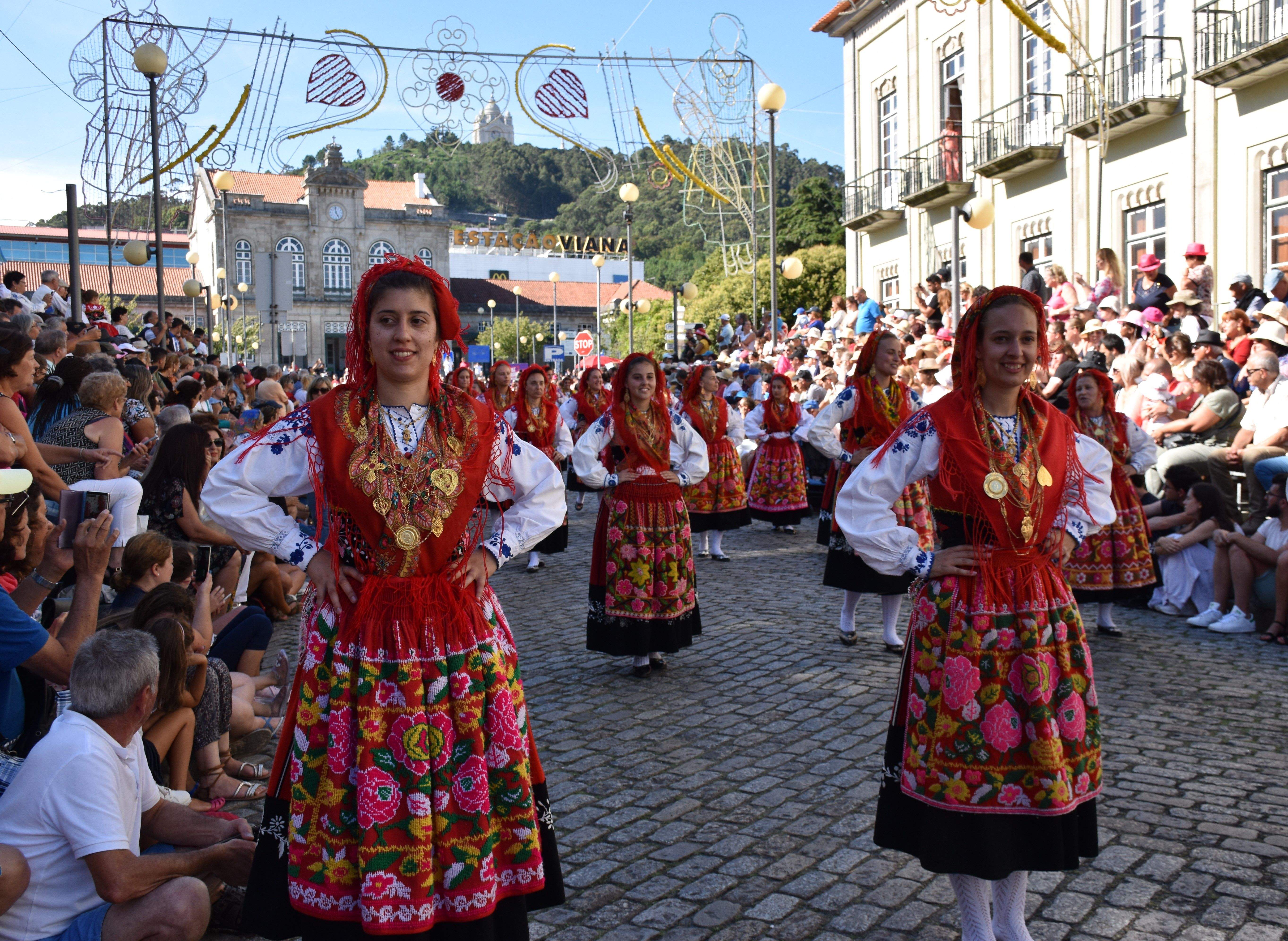 Integrants del Grup de Folklore Casa de Portugal desfilant a la Mordomia.