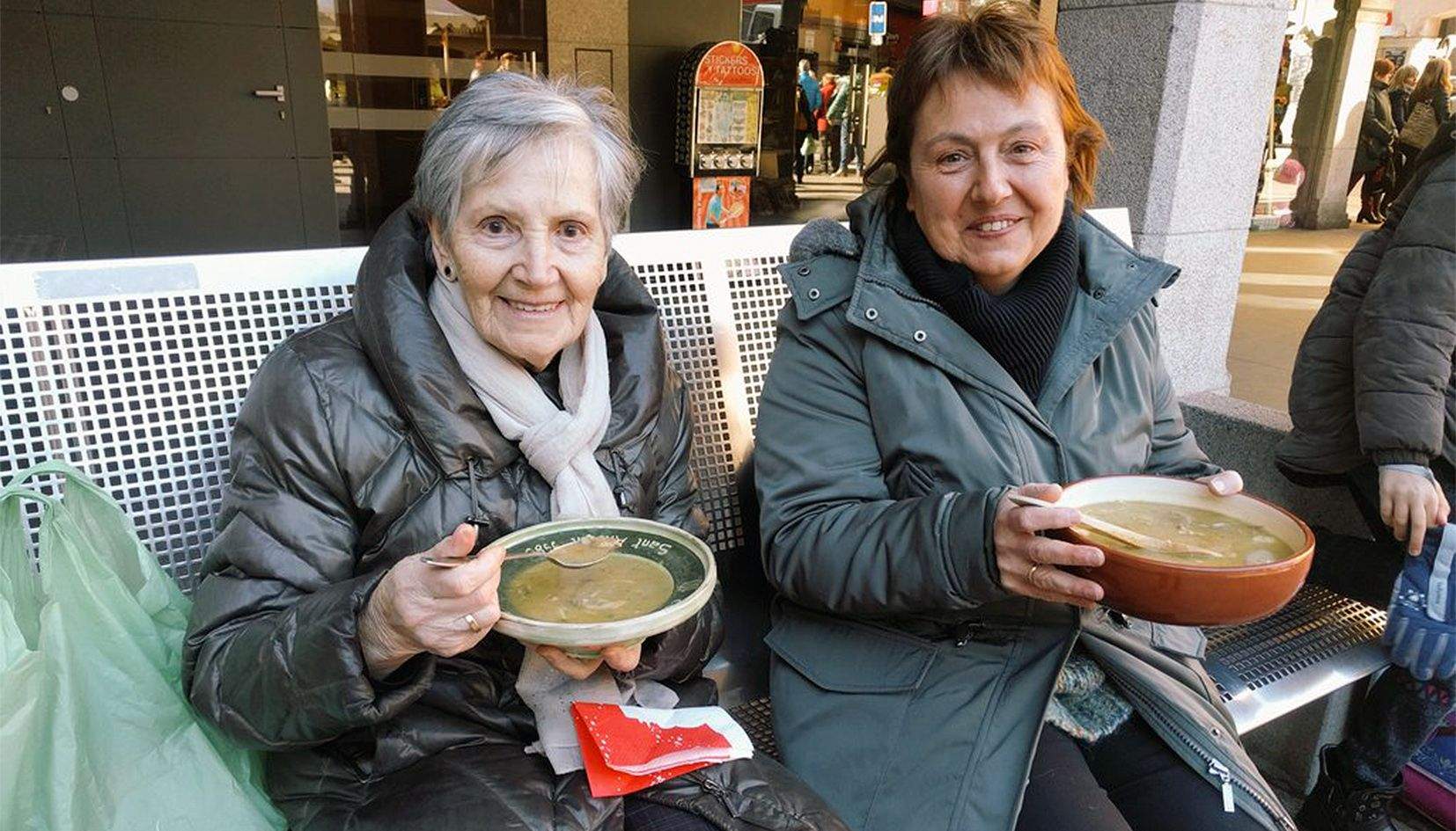 Maria Bringué en un acte popular al costat de l'actual consellera general Sílvia Ferrer.