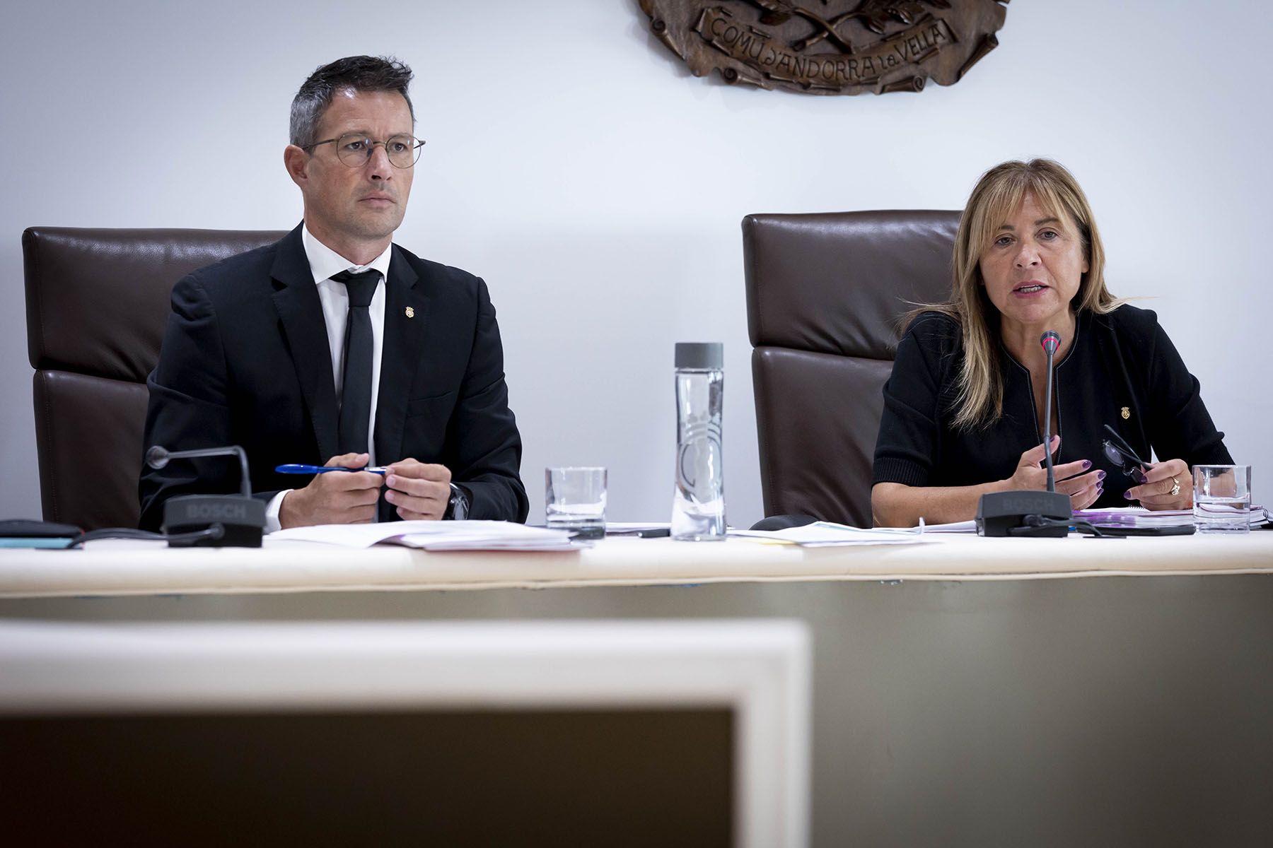 David Astrié i Conxita Marsol durant la celebració de l'última sessió del consell de comú.