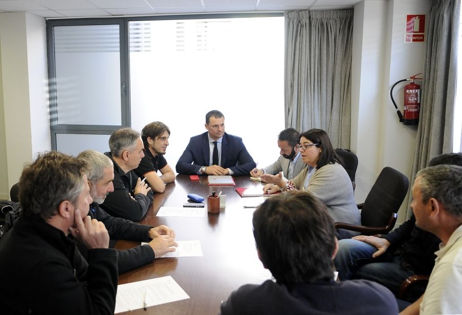 Un moment de la reunió entre Gallardo i els representants de les estacions.