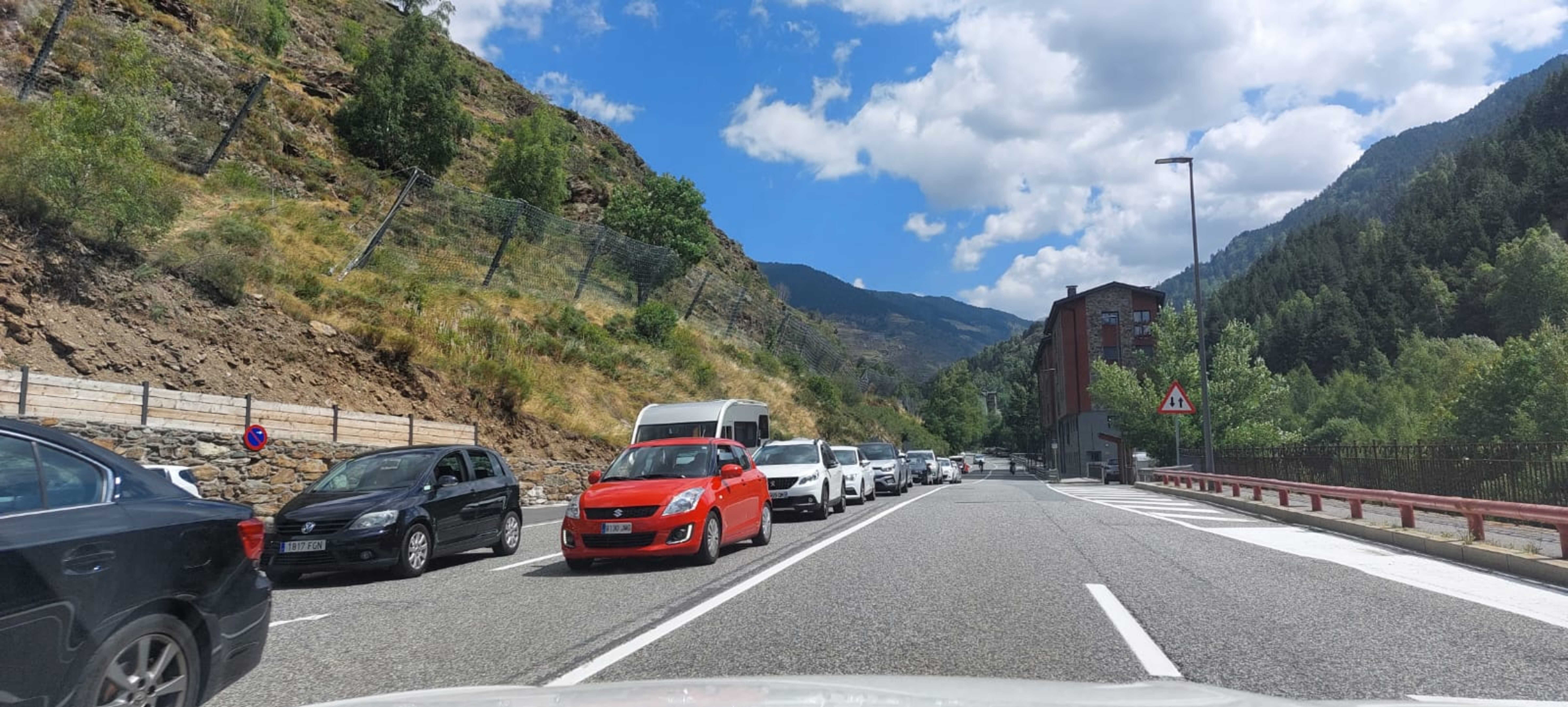 Retencions a Canillo, més amunt del nucli urbà, en direcció al centre del país.