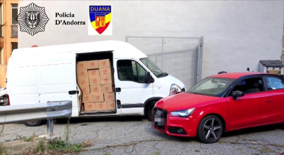 El tabac requisat a l'interior de la furgoneta.