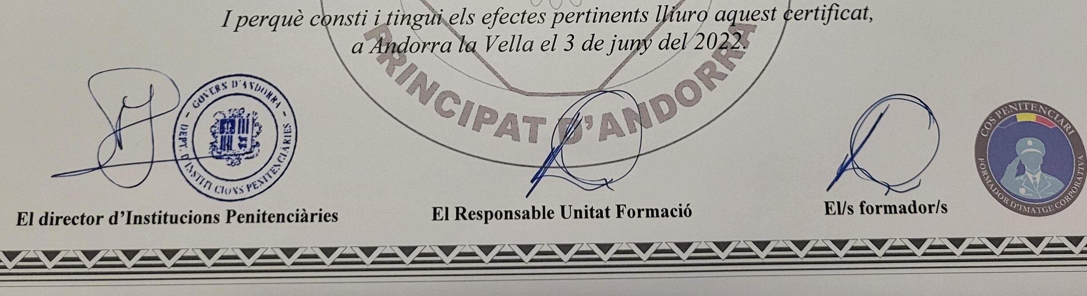 Fragment d'un dels certificats on es veu la firma del director adjunt i el segell d'una especialitat formalment no creada.