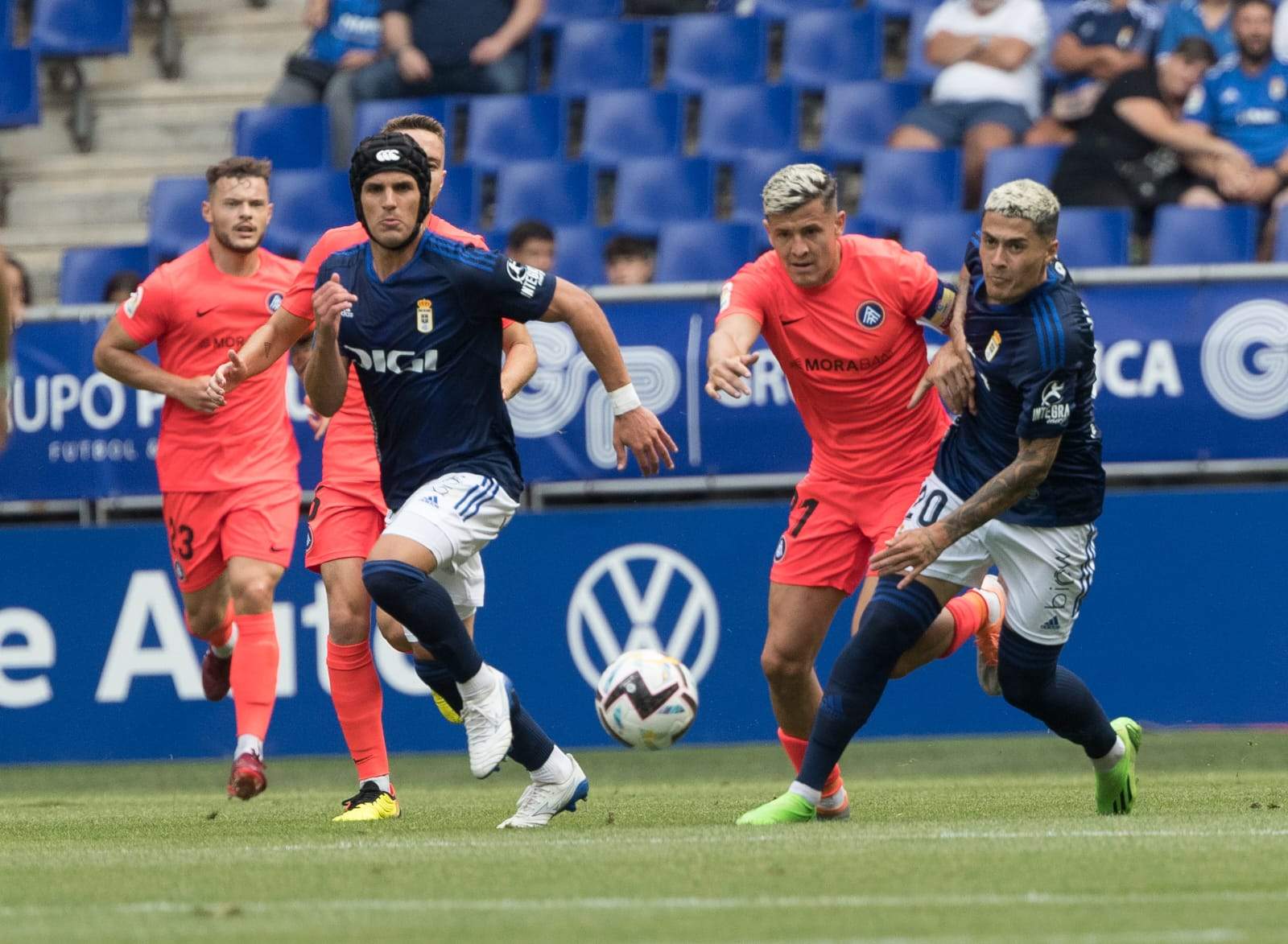 Una jugada del partit Oviedo-Andorra.