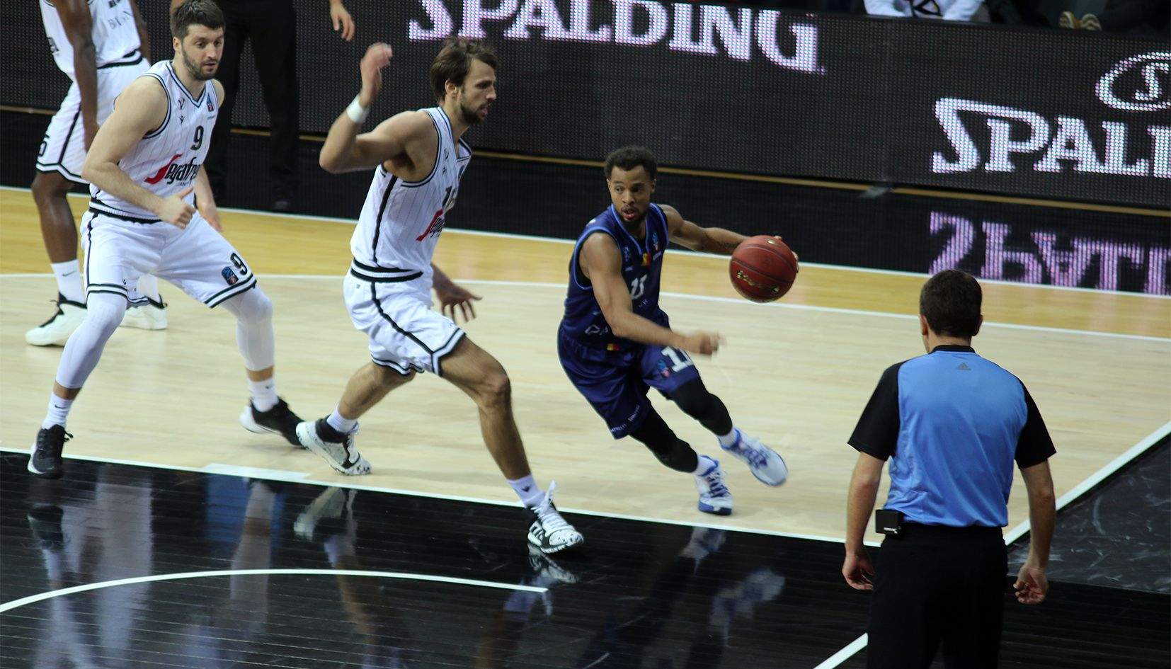 Clevin Hannah busca una passada en una jugada de la segona part.