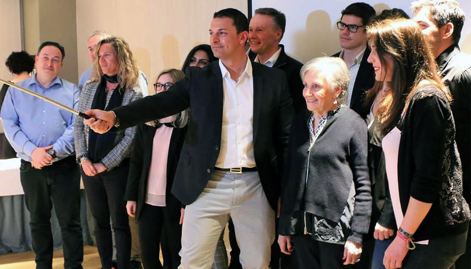 Maria Bringué al costat de Jordi Gallardo fent la foto de família en la presentació de la llista nacional per a les generals.