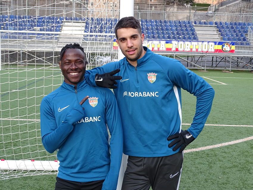 Musa i Ernest demostren complicitat dins i fora del camp.