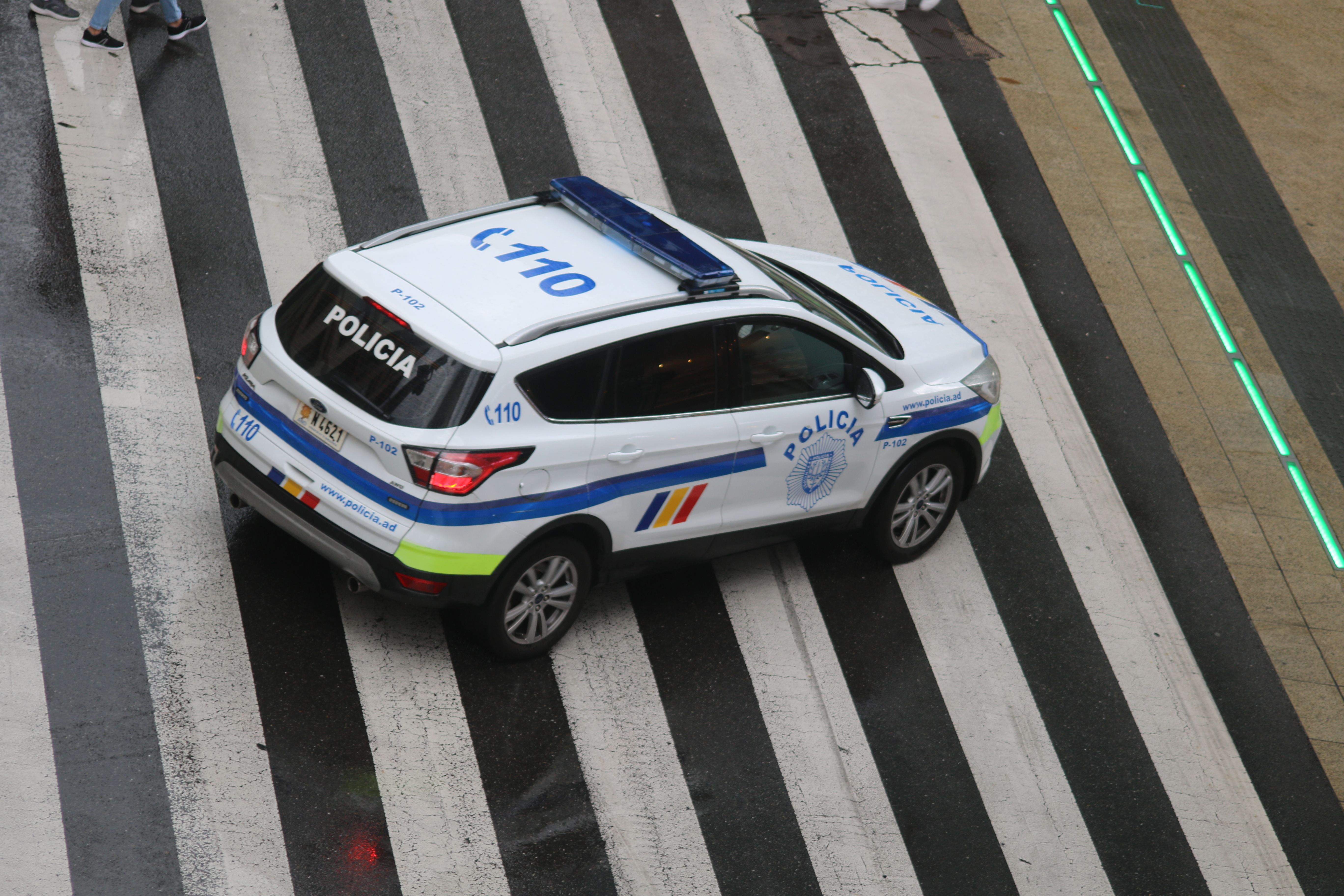 Una patrulla de policia pel centre d'Andorra la Vella.