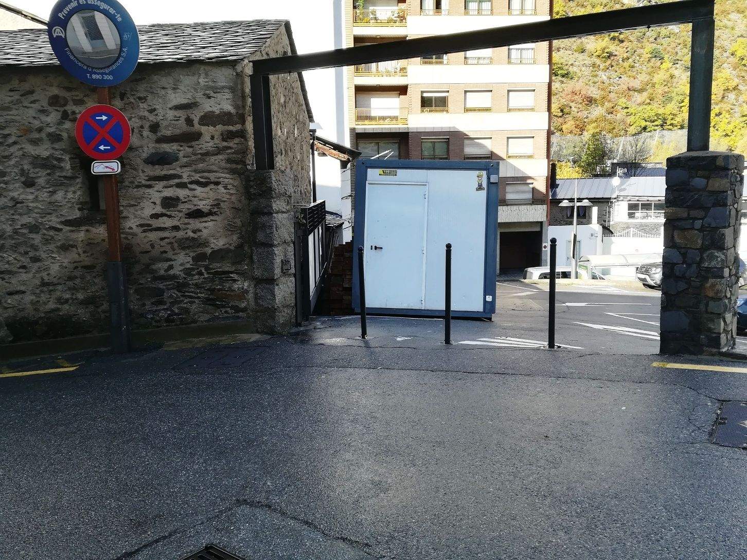 Una caseta a la zona on s'han de fer les obres d'eixamplament.