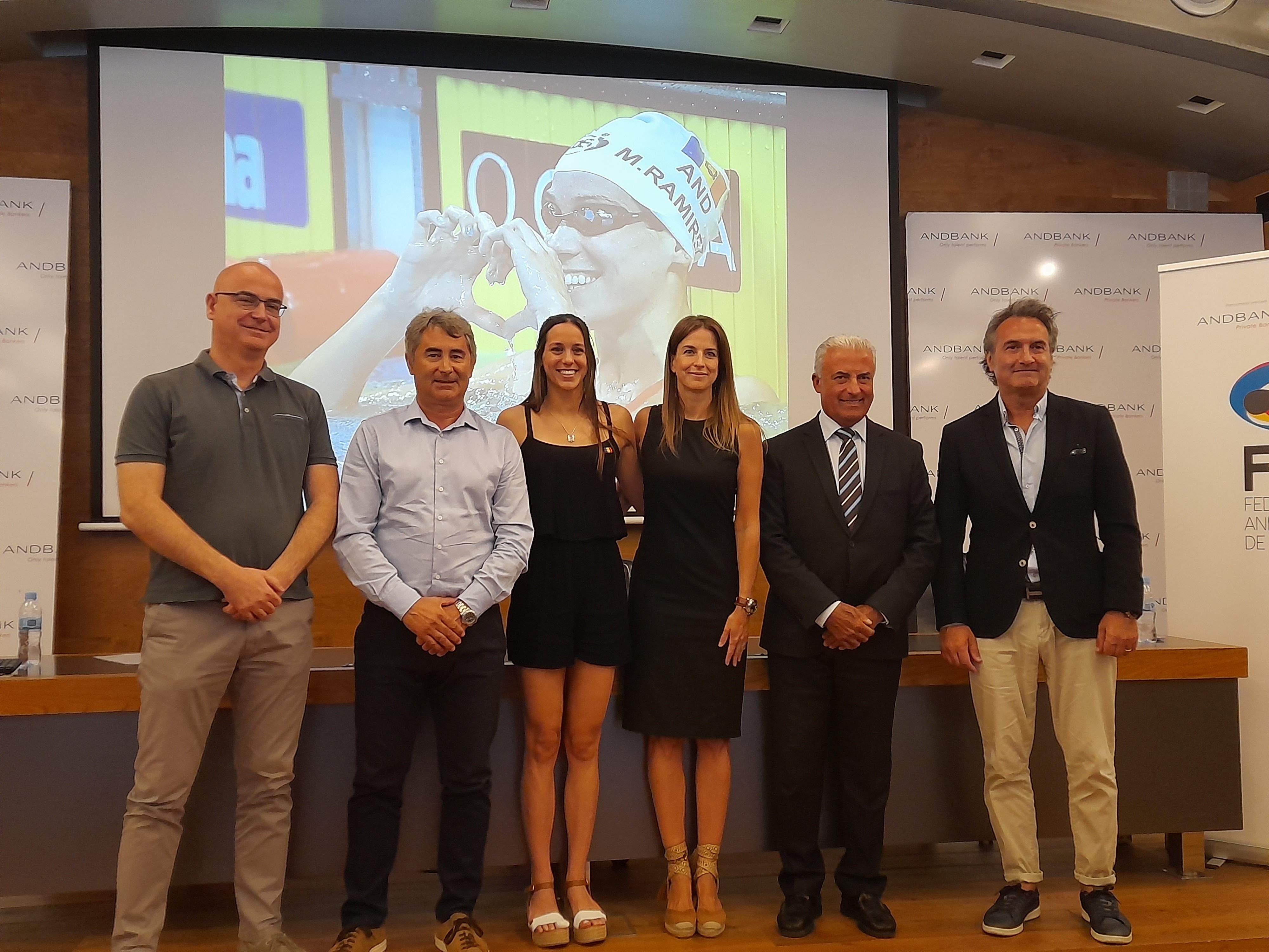 Mònica Ramírez acompanyada de membres de la federació i de Govern.